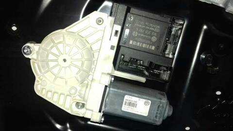 Foto 3ª: Elevalunas Eléctrico Delantero Derecho Volkswagen Passat 2.0 TDI BERLINA 140CV 103KW [BKP] (2005)