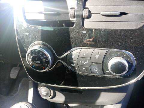 Foto 4ª: Mando Climatizador Renault Clio ZEN 89CV 66KW [H4B A4] (2015)