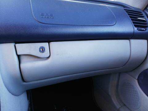 Guantera Mercedes Clase CLK 200 2.0 G 163CV 120KW BM 208) COUPE 111956