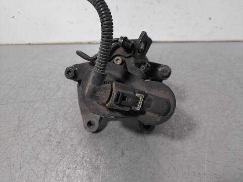 Foto 3ª: Pedal Embrague Volkswagen Passat ADVANCE BERLINA 140CV 103KW [BKP] (2006)