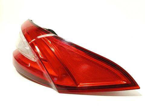 Foto 2ª: Piloto Trasero Derecho Maserati Levante 3.0 D Q4 275CV 202KW [M 16164 D] (2017)