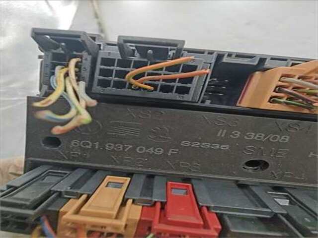 Foto 1ª: Caja Reles Fusibles Volkswagen Polo 1.4 UNITED [1.4 LTR. - 59 KW 16V] [BUD]