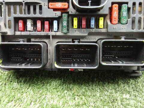 Foto 3ª: Caja Reles Fusibles Citroen C5 2.0 HDI RCRHRH) 136CV 100KW [RHR] (2005)