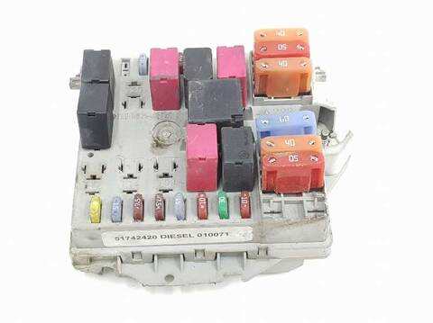 Foto 2ª: Caja Reles Fusibles Alfa Romeo Gt 1.9 JTD 16V 150CV [937A5000] (2004)