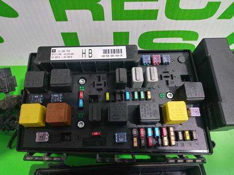 Foto 2ª: Caja Reles Fusibles Opel Zafira 1.9 CDTI CAT Z 19 DTL) 101CV 74KW [D/ Z19DT] (2006)