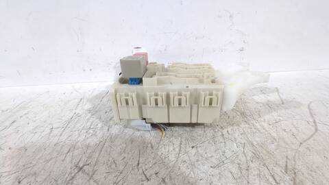 Foto 3ª: Caja Reles Fusibles Toyota Auris 1.6 ZRE151_) 124CV 91KW [1ZR-FE] (2007)