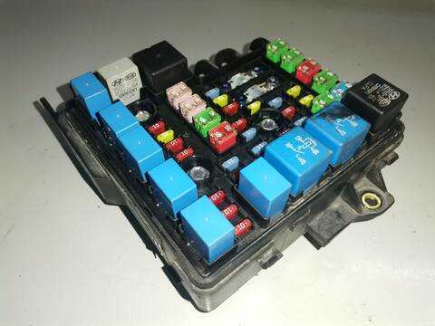 Foto 2ª: Caja Reles Fusibles Hyundai i30 CLASSIC 1.6 CRDI CAT 1582 CM3) 116CV (2011)