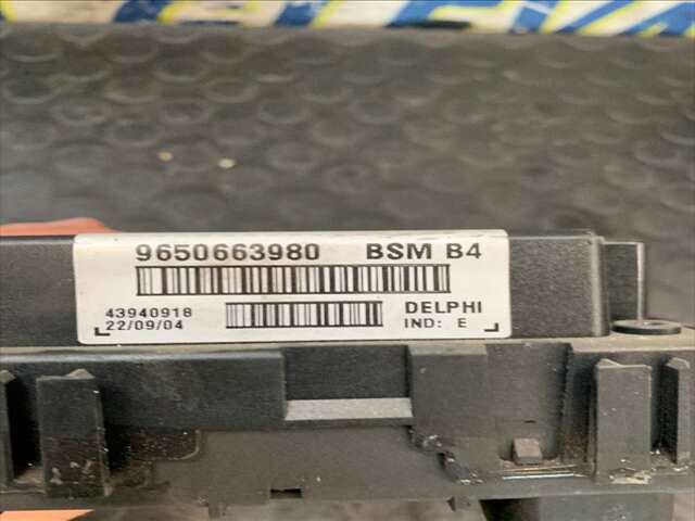 Foto 3ª: Caja Reles Fusibles Peugeot 307 307 XS 0CV [1587 CC (1.6 LTR) 110CV/80KW TU5JP4 NFU] (2001)