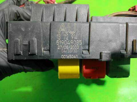 Foto 3ª: Caja Reles Fusibles Opel Vectra GTS 125CV [Y22DTR] (2002)