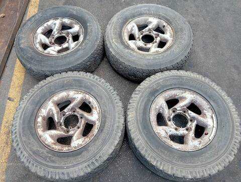 Juego LLantas Mitsubishi Montero 2500 TD GL 2-PTAS.) 99CV