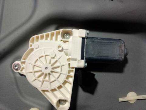 Foto 4ª: Elevalunas Manual Trasero Derecho Mercedes Clase B 150 200 CDI 245.208) 140CV 103KW [640941] (2007)