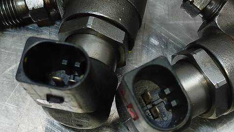 Foto 4ª: Inyectores Volkswagen Golf ADVANCE 105CV 77KW [CAYC] (2010)