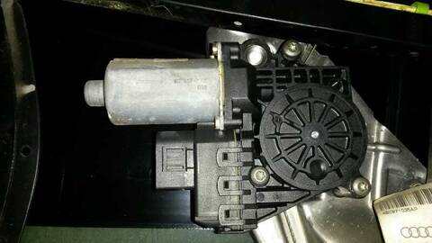 Foto 3ª: Elevalunas Manual Trasero Derecho Audi A6 2.5 V6 24V TDI AVANT 180CV 132KW [AKE] (2000)