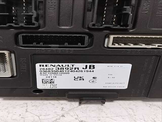 Foto 1ª: Caja Reles Fusibles Renault Clio EVOLUTION 1 TCE BIVALENT GASOLINA - GPL 101CV (2019)