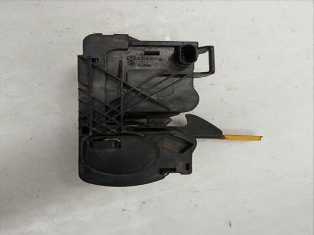 Foto 1ª: Cerradura Capot Mercedes Clase A 140 A 200 CDI - D 176.008) 136CV 100KW [OM 651.930] (2014)