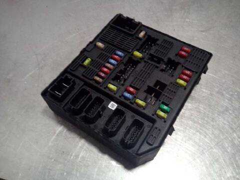 Foto 3ª: Caja Reles Fusibles Renault Scenic EXPRESSION 106CV 78KW [K9K832] (2010)