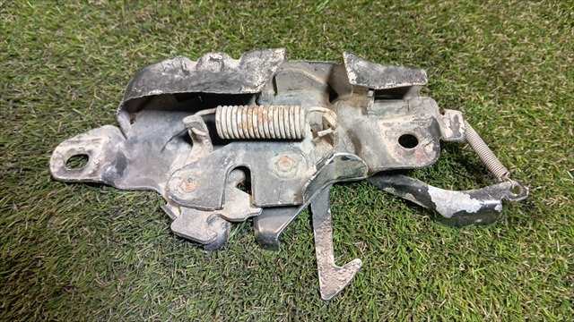 Foto 2ª: Cerradura Capot Toyota 4 Runner 3.0 T DIESEL (1993)