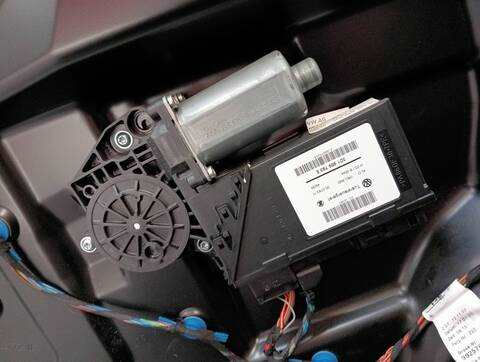 Foto 2ª: Elevalunas Eléctrico Delantero Izquierdo Volkswagen Touareg TDI R5 174CV (2002)