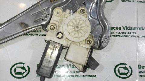 Foto 3ª: Elevalunas Manual Trasero Izquierdo Toyota Avensis 2.0 D4-D EXECUTIVE BERLINA 5-PTAS.) 116CV 85KW [1CDFTV] (2004)