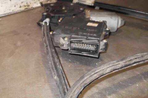 Foto 3ª: Elevalunas Manual Trasero Derecho Volkswagen Sharan BASICO 90CV 66KW [1Z] (1996)