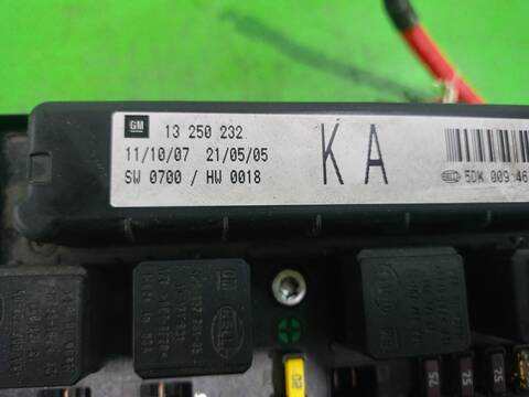 Foto 3ª: Caja Reles Fusibles Opel Zafira 1.9 CDTI 120CV 88KW [Z19DT] (2007)