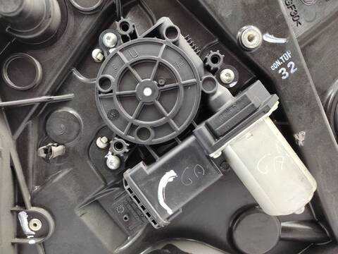 Foto 2ª: Elevalunas Manual Trasero Derecho Alfa Romeo Giulietta 2.0 JTDM 940FXE1A 940FXG11) 170CV 125KW [940A4000] (2010)