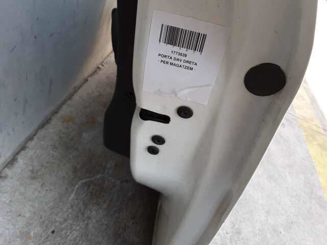 Foto 3ª: Puerta Delantera Derecha Peugeot 208 1.2 12V82CV 0CV [HMZ] (2015)