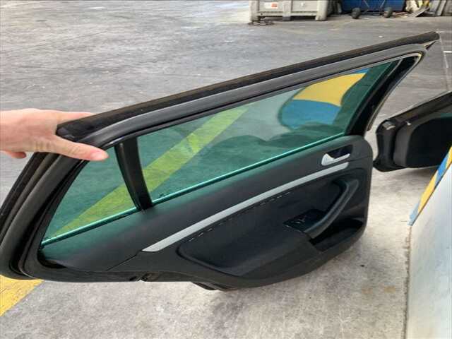 Foto 2ª: Puerta Trasera Izquierda Volkswagen Golf 2.0 TDI 140CV [CBD] (2010)