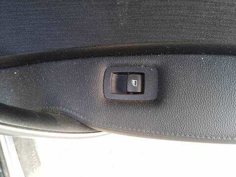 Foto 2ª: Botonera Elevalunas Bmw Serie 1 114 118D BERLINA 143CV 105KW [N47D20A] (2008)